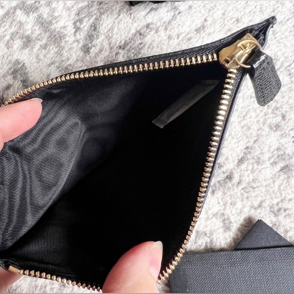 Auth Dolce & Gabbana NWOT bk leather zip wallet gold hardware box,dust bag, card - Picture 4 of 5